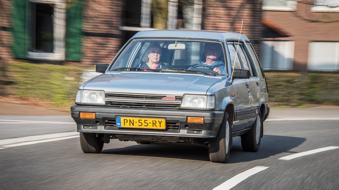Toyota-Tercel-exterieur-driekwart-rechtsvoor-rijdend-door-de-bocht