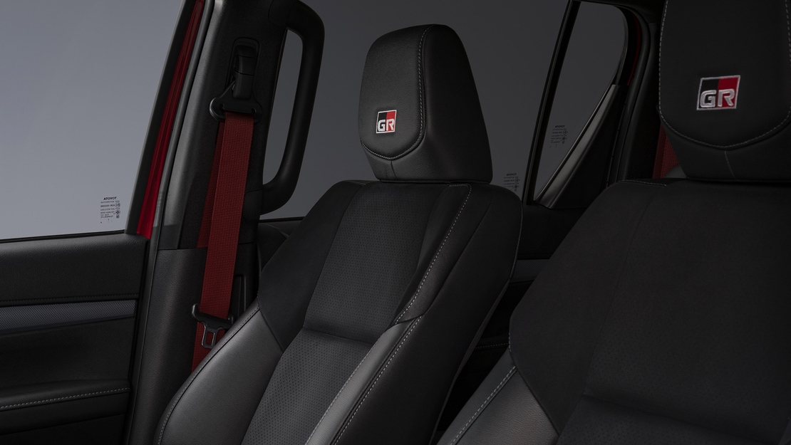 Toyota-Hilux-GR-SPORT-II-interieur-stoelen