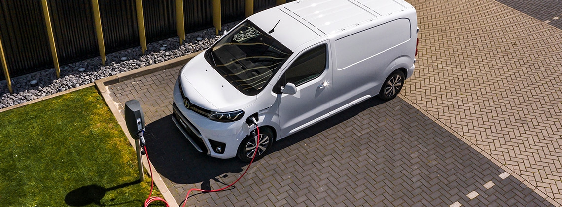 Toyota-PROACE-Electric-1140-publieke-laadpalen.jpg