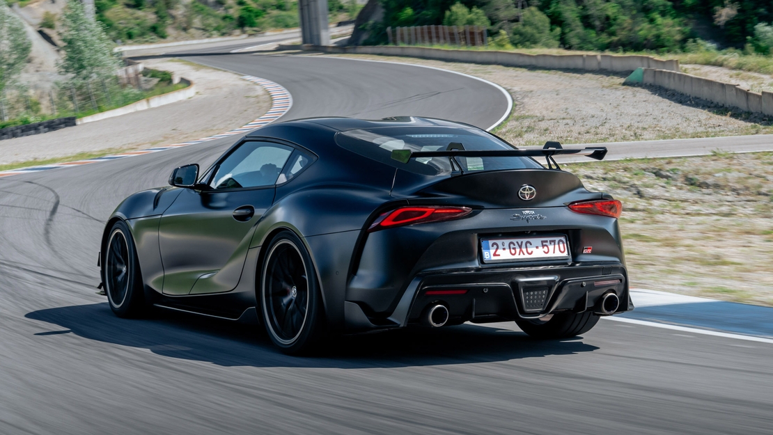 GR-Supra-A90-Final-Edition-Dynamisch-linker-achteraanzicht-exterieur