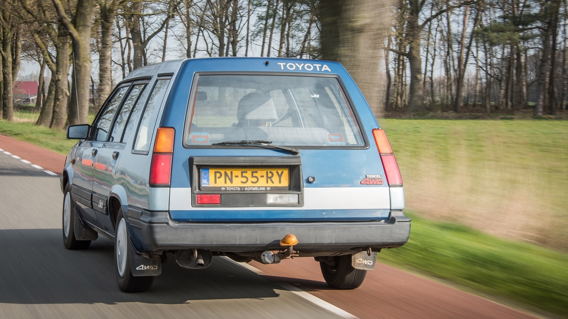 Toyota-Tercel-exterieur-driekwart-linksachter-rijdend