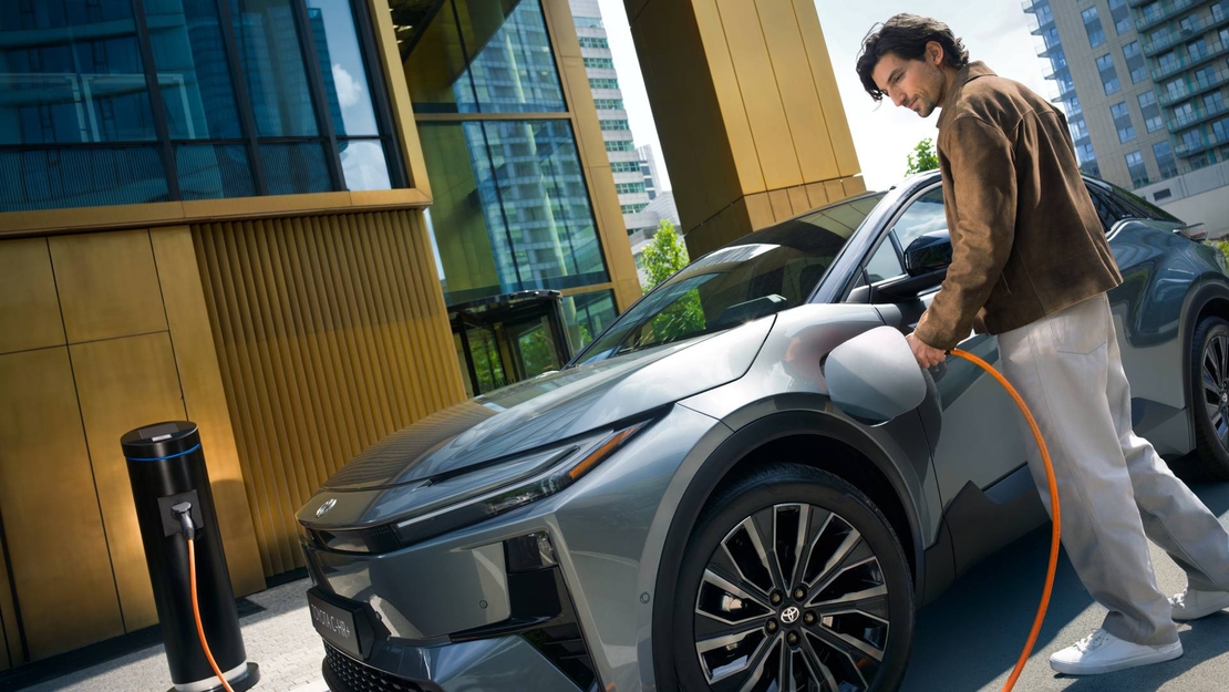 Toyota-C-HR-Plus-exterieur-opladen