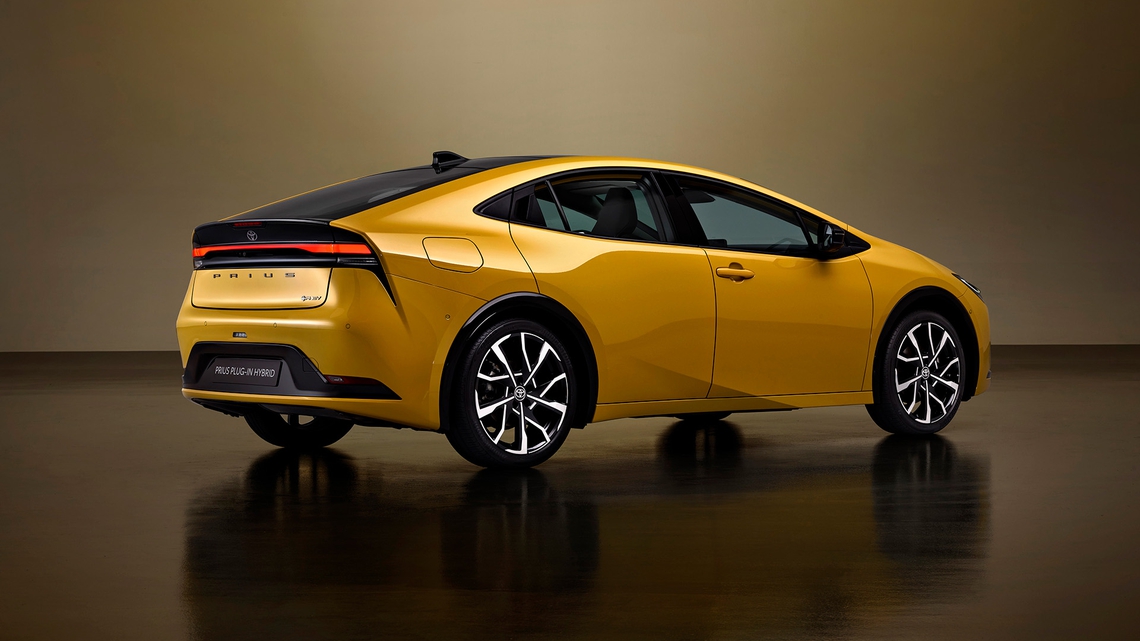 Toyota-vijfde-generatie-Prius-Plug-in-Hybrid-exterieur-rechts-achter-geel.jpg