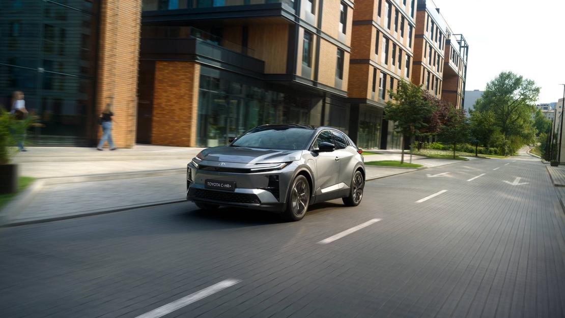 Toyota-C-HR-Plus-exterieur-linksvoor-dynamisch