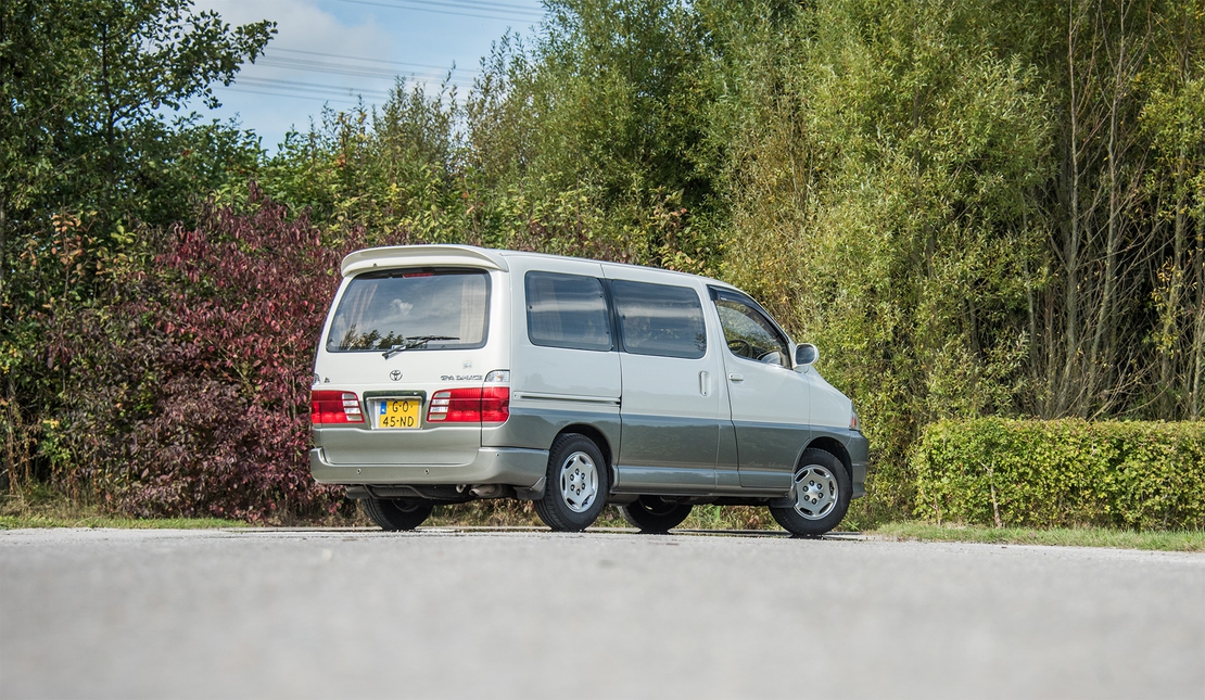 Toyota-Grand-Hi-Ace-exterieur-achterkant-driekwart-rechts-Ontelbaar-veel-mooie-herinneringen.jpg