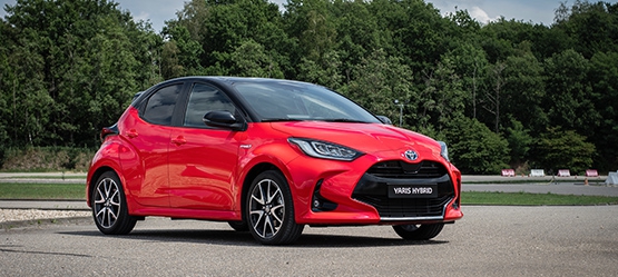 Yaris schuin voor 555x249.jpg